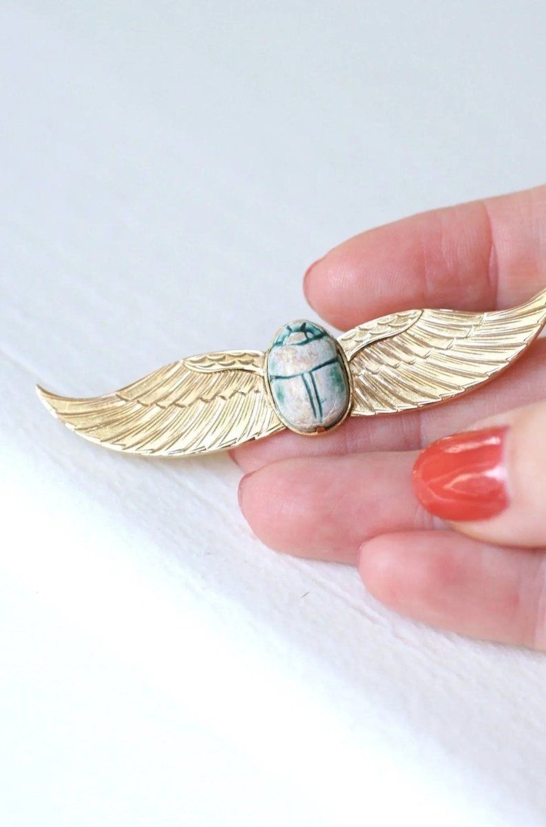 Broche Egyptomanie Or et Scarabée Amulette Fritte - Castafiore