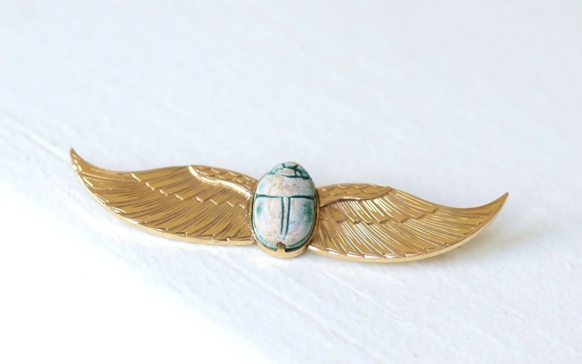 Broche Egyptomanie Or et Scarabée Amulette Fritte - Castafiore