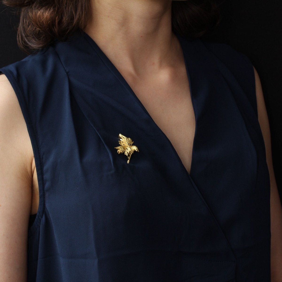 Broche en or feuille saphirs - Castafiore