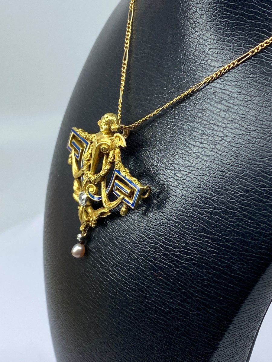 Broche en or jaune 18 carats, ange, émail, diamants et perle. - Castafiore