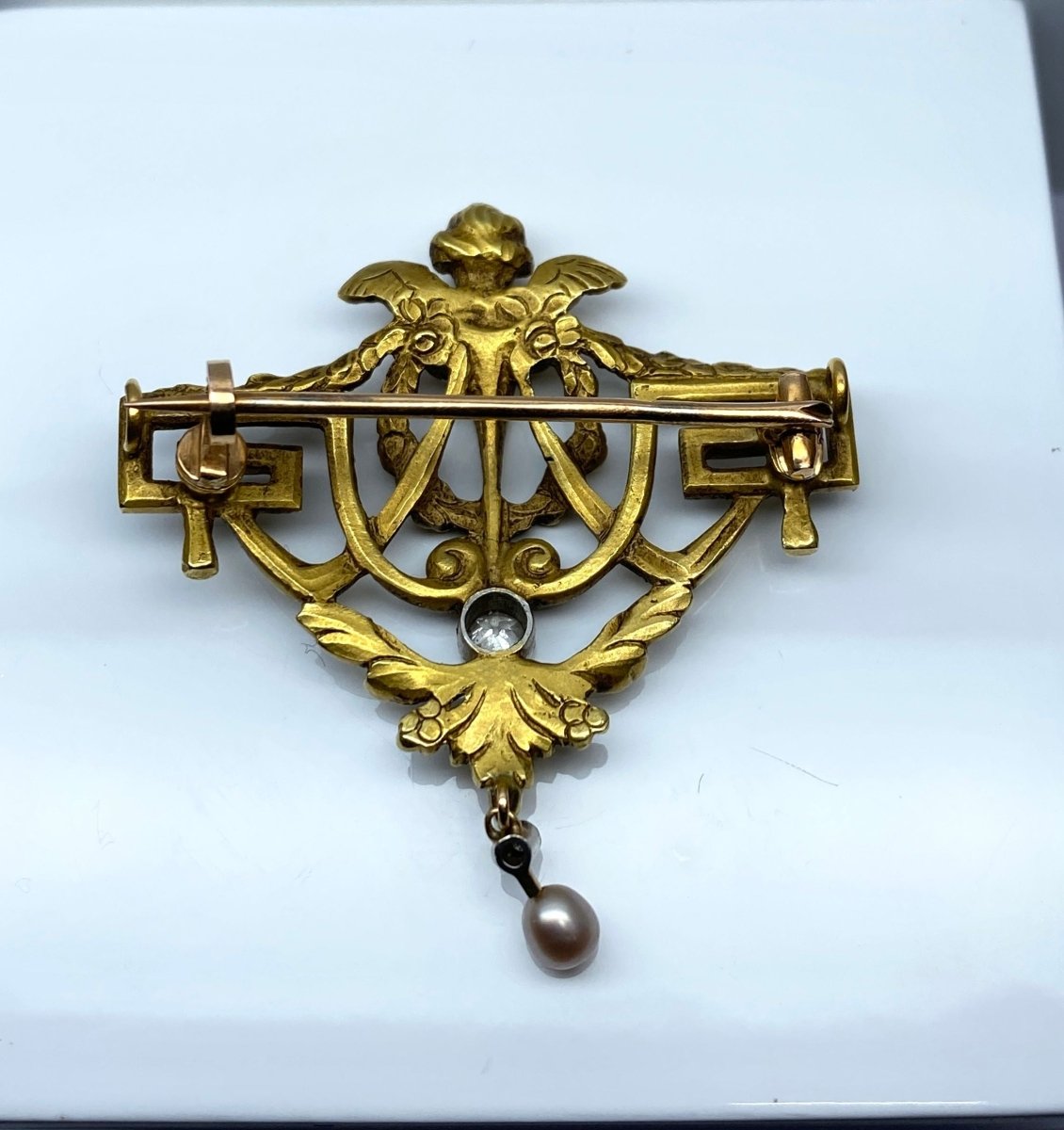 Broche en or jaune 18 carats, ange, émail, diamants et perle. - Castafiore