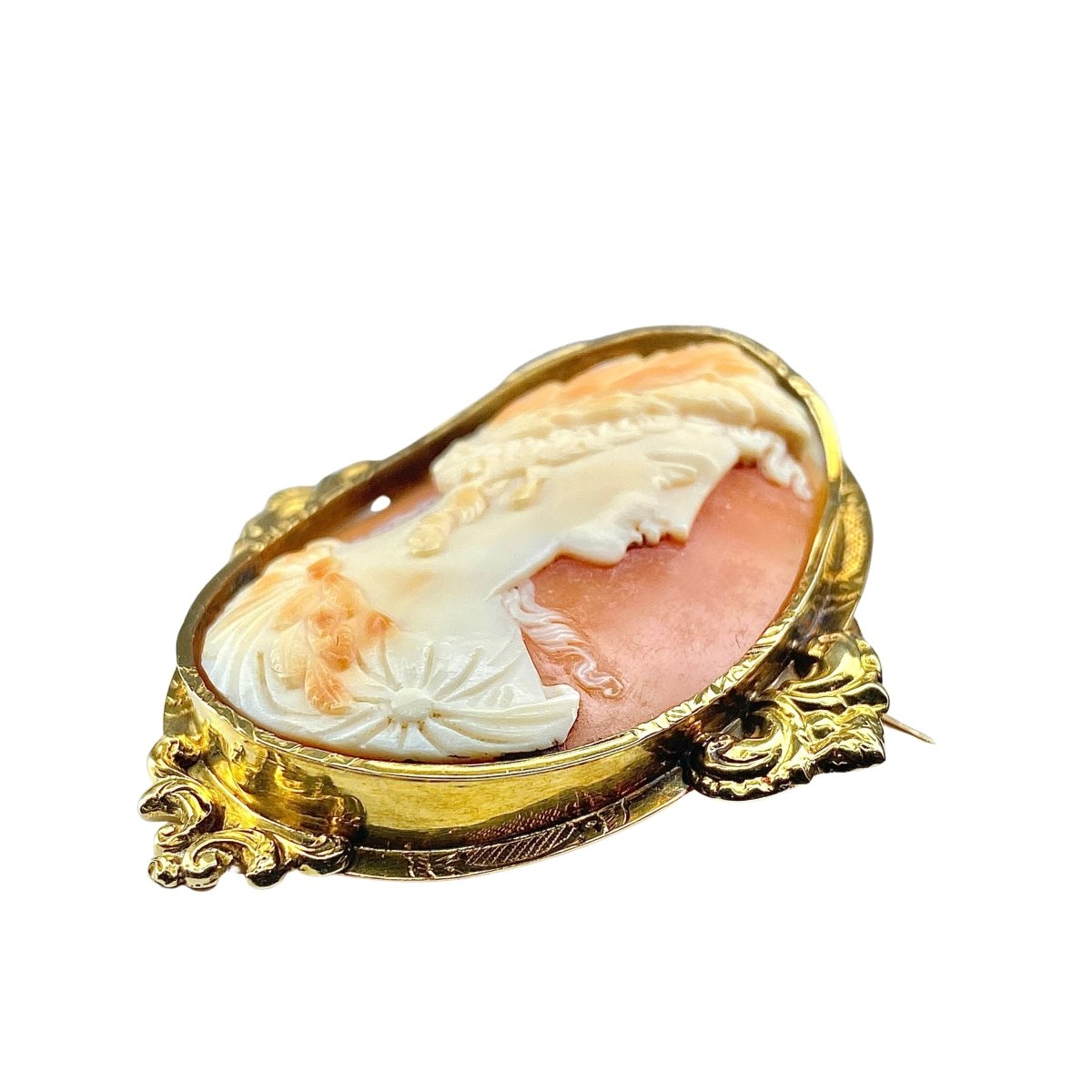 Broche en or jaune 18 carats et camée coquille , vers 1850. - Castafiore