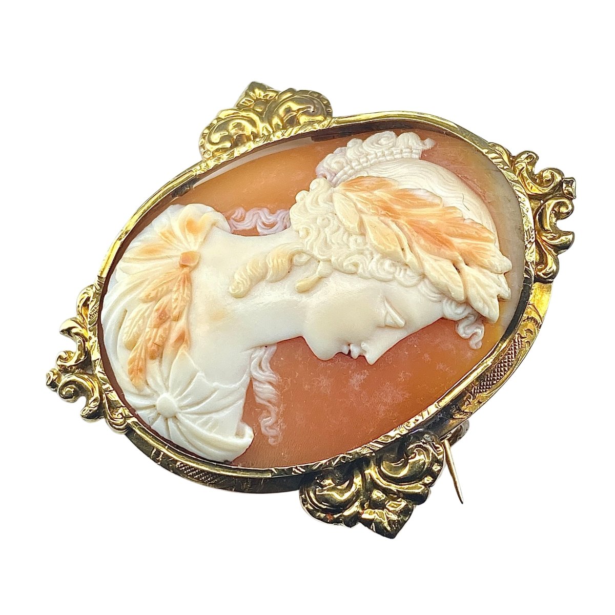 Broche en or jaune 18 carats et camée coquille , vers 1850. - Castafiore