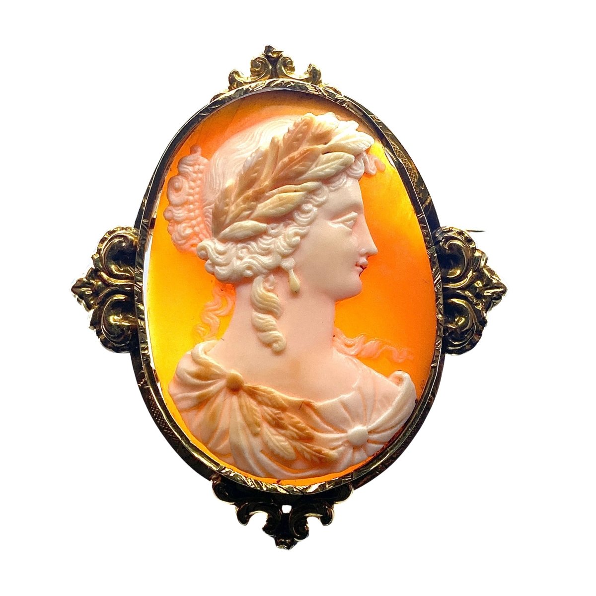 Broche en or jaune 18 carats et camée coquille , vers 1850. - Castafiore