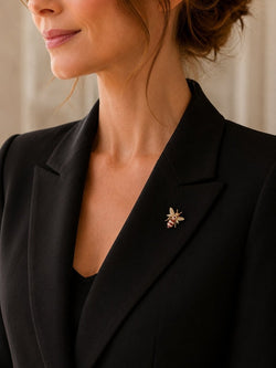 Broche en or jaune, rubis et diamants - Castafiore