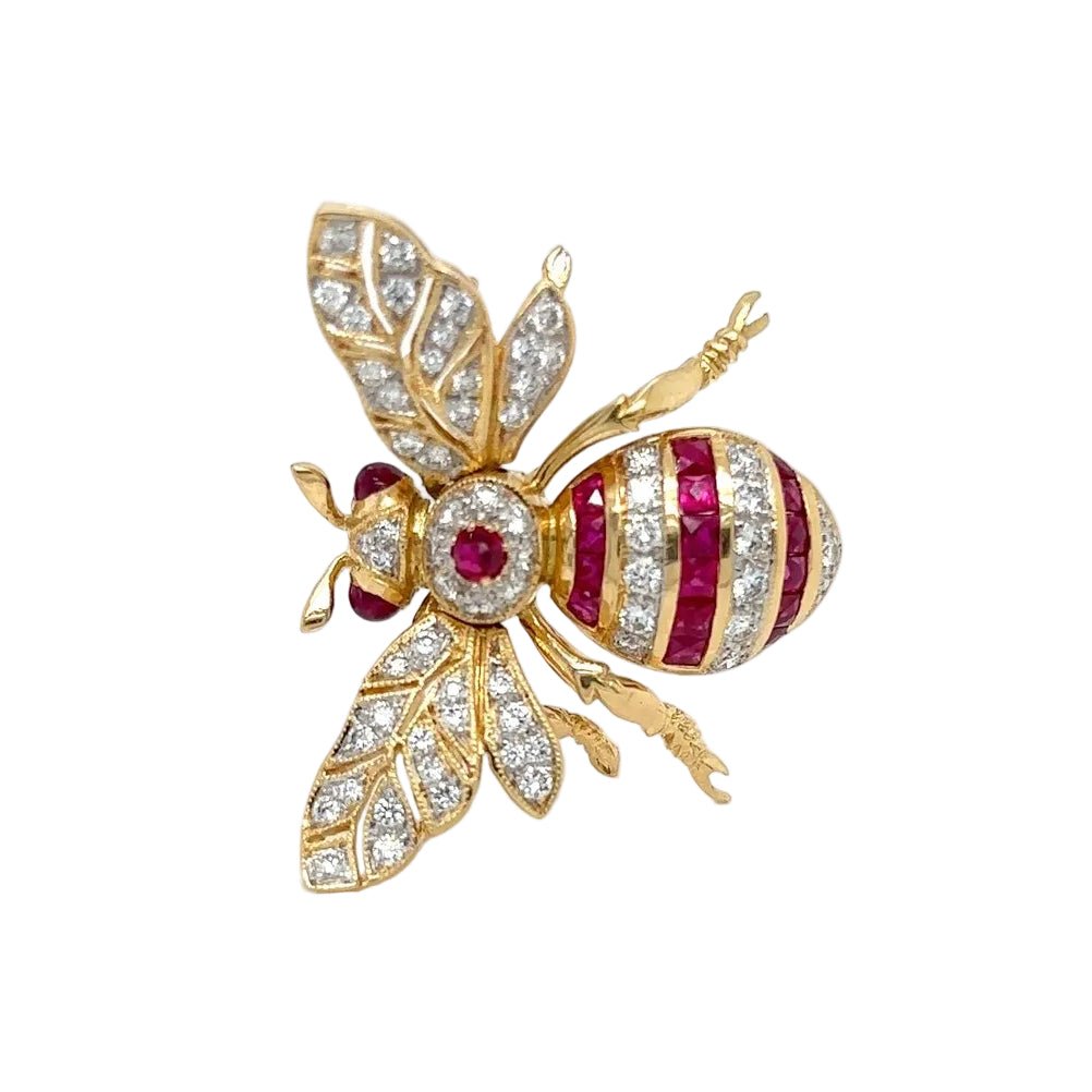 Broche en or jaune, rubis et diamants - Castafiore