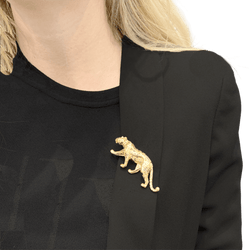 Broche Épingle CARTIER en or jaune, émail et émeraudes - Castafiore