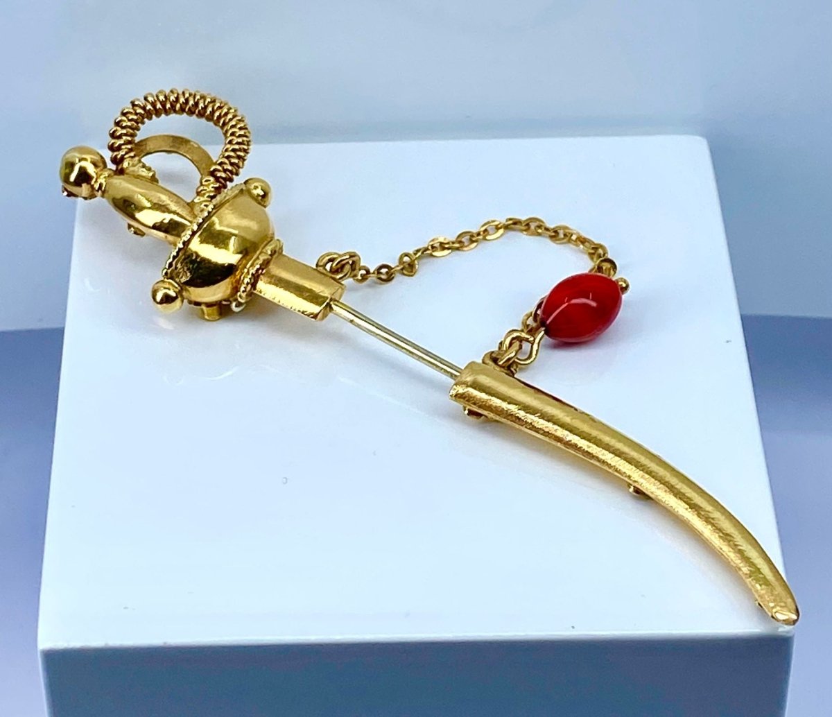 Broche épingle de cravate «  épée » en or 18 carats - Castafiore