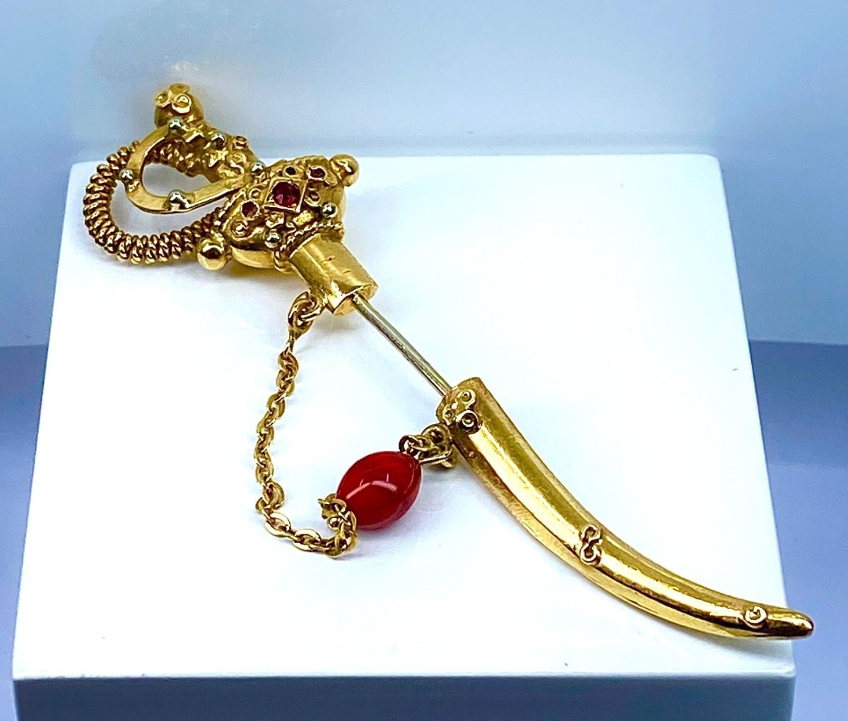 Broche épingle de cravate «  épée » en or 18 carats - Castafiore