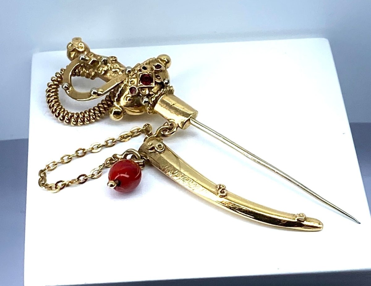 Broche épingle de cravate «  épée » en or 18 carats - Castafiore