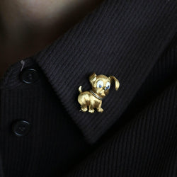 Broche Épingle en or blanc, or jaune, émail et saphirs - Castafiore
