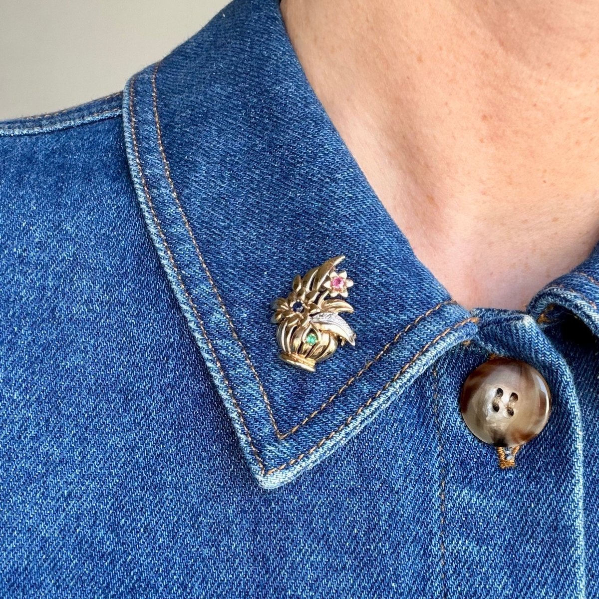 Broche Épingle en or blanc, or jaune, émeraude, saphir, rubis et diamants - Castafiore