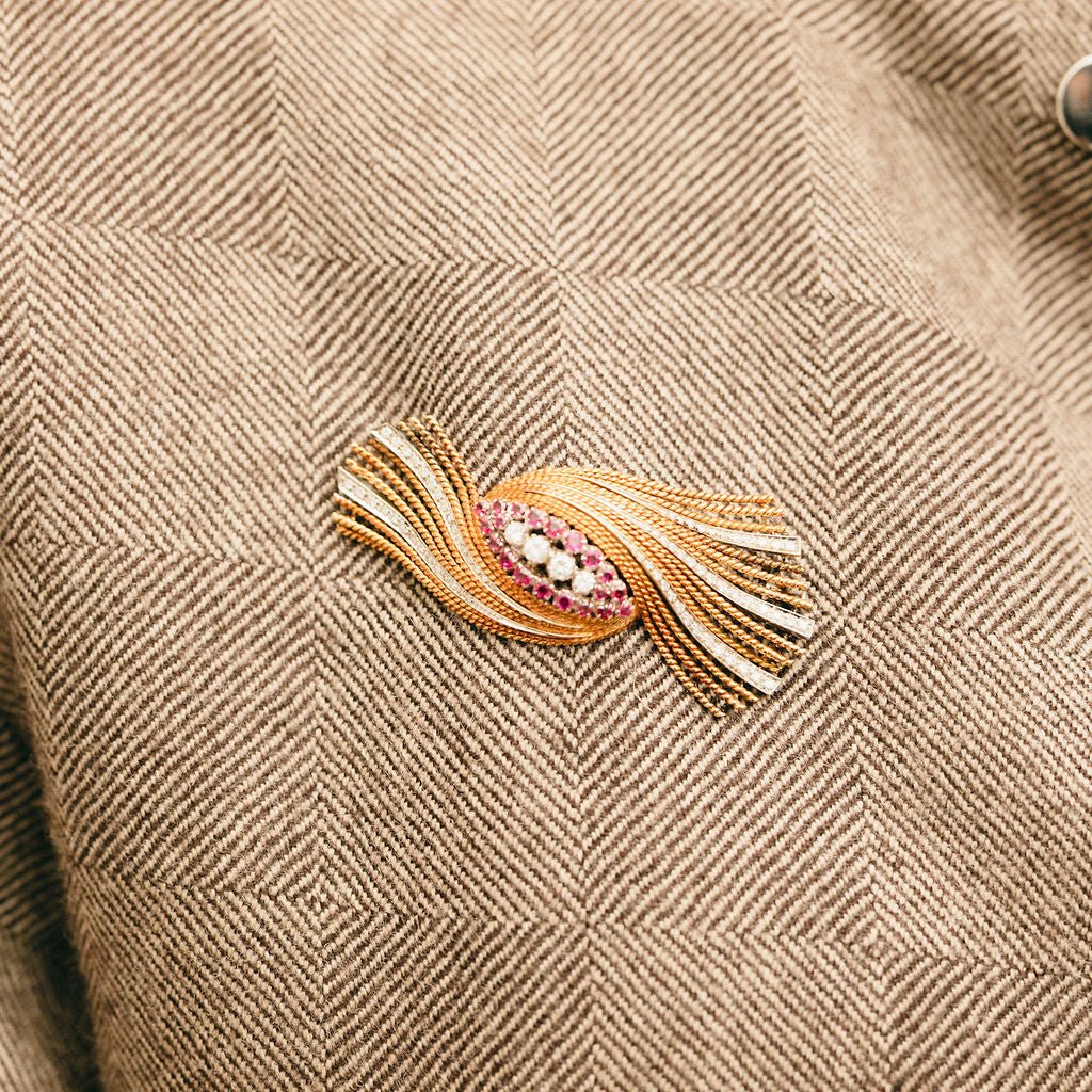 Broche Épingle en or blanc, or jaune, rubis et diamants - Castafiore
