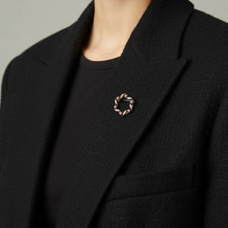 Broche Épingle en or blanc, or jaune, saphirs et diamants - Castafiore