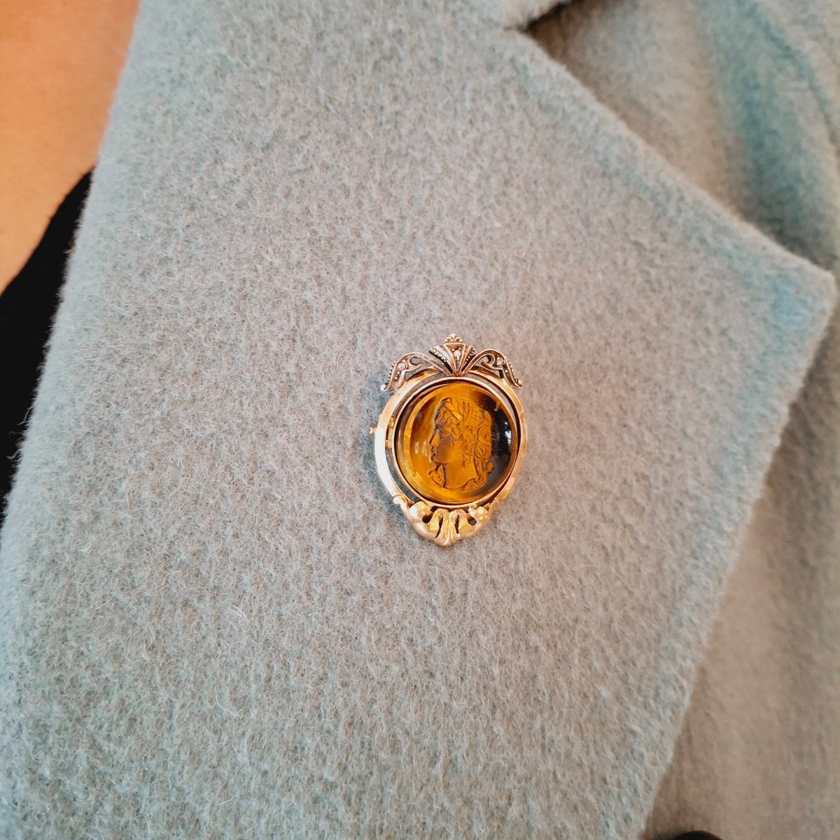 Broche Épingle en or blanc, or rose, oeil - de - tigre et diamants - Castafiore