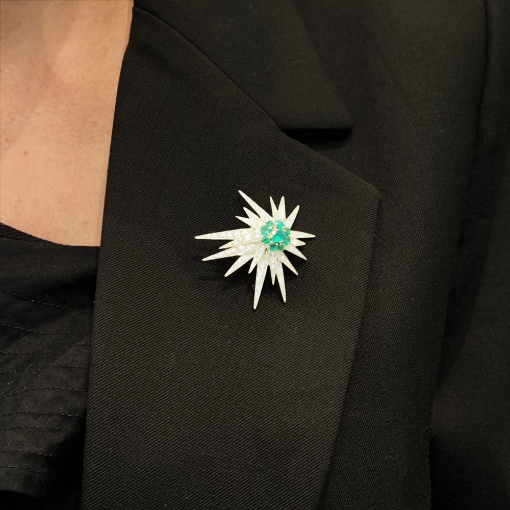 Broche Épingle en or blanc, platine, émeraude et diamants - Castafiore