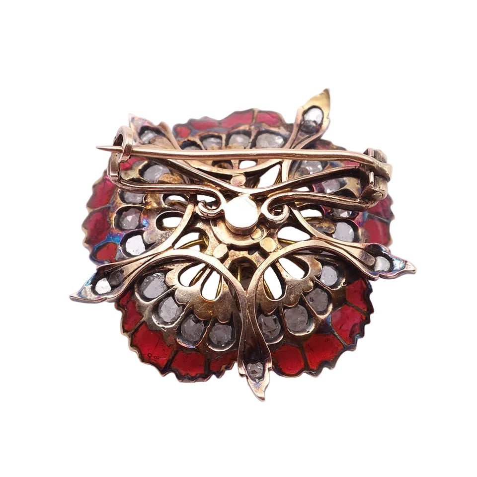 broche Épingle en or jaune, argent, émail et diamants. - Castafiore