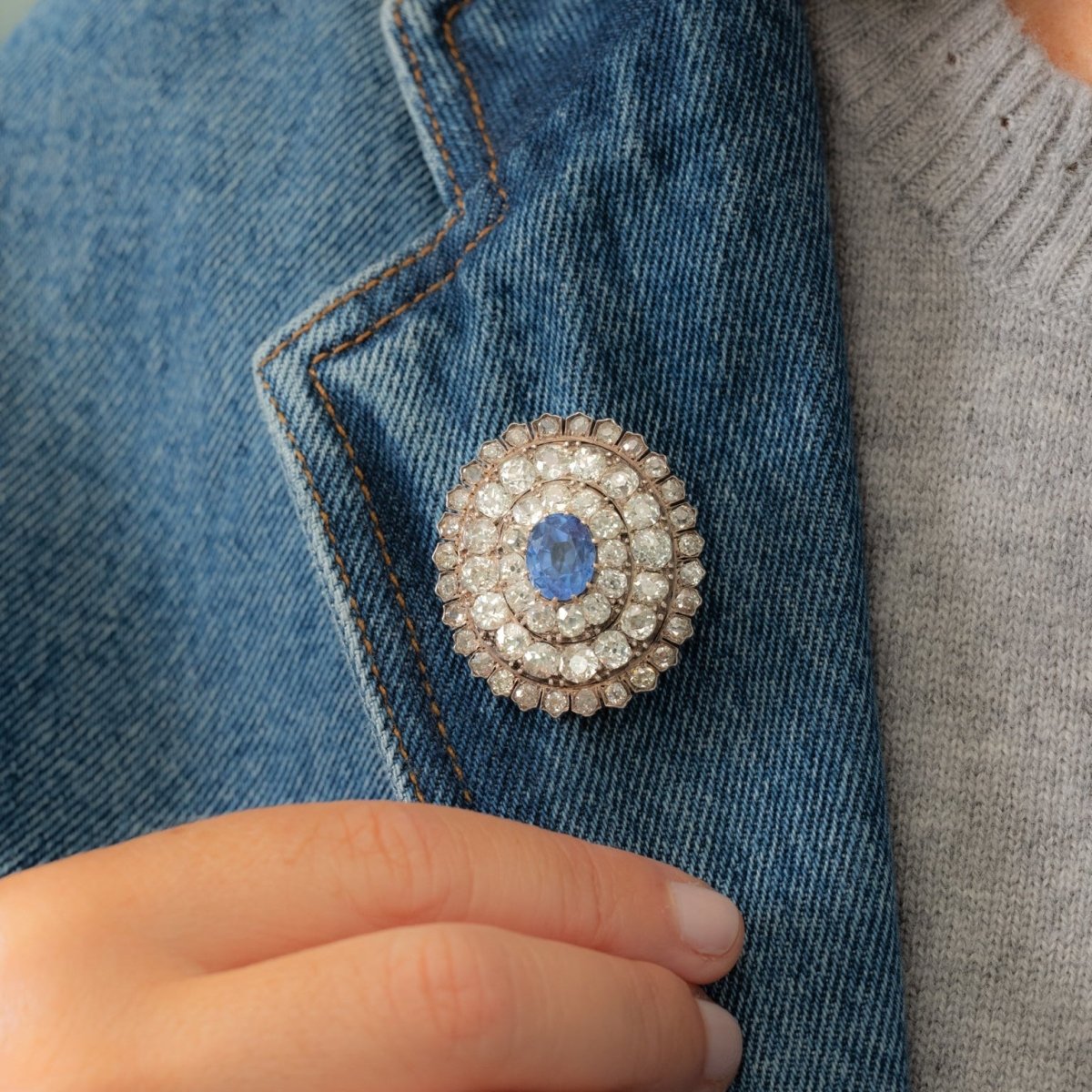 Broche Épingle en or jaune, argent, saphir et diamants - Castafiore