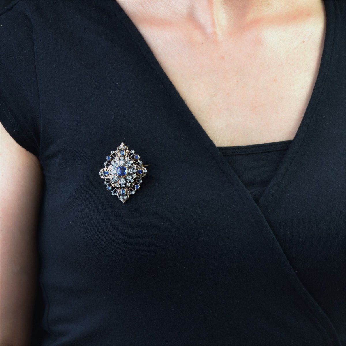 Broche Épingle en or jaune, argent, saphirs et diamants - Castafiore