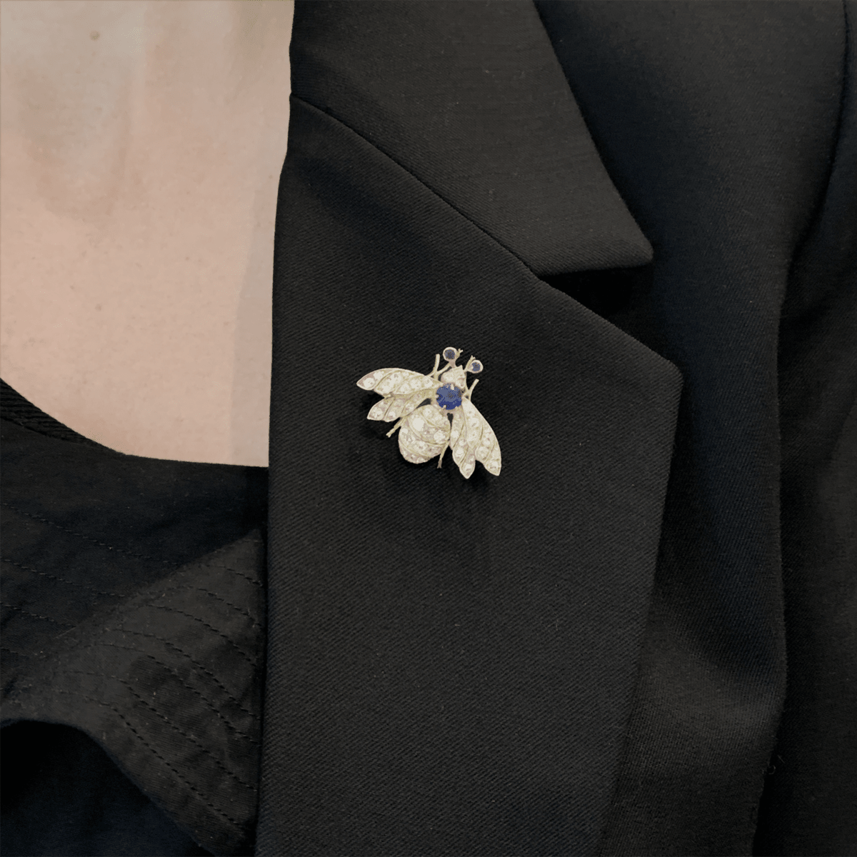 Broche Épingle en or jaune, argent, saphirs et diamants - Castafiore