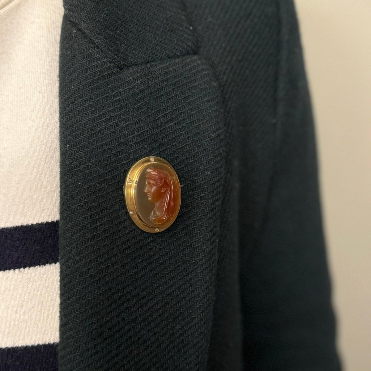 Broche Épingle en or jaune, cornaline et diamants - Castafiore