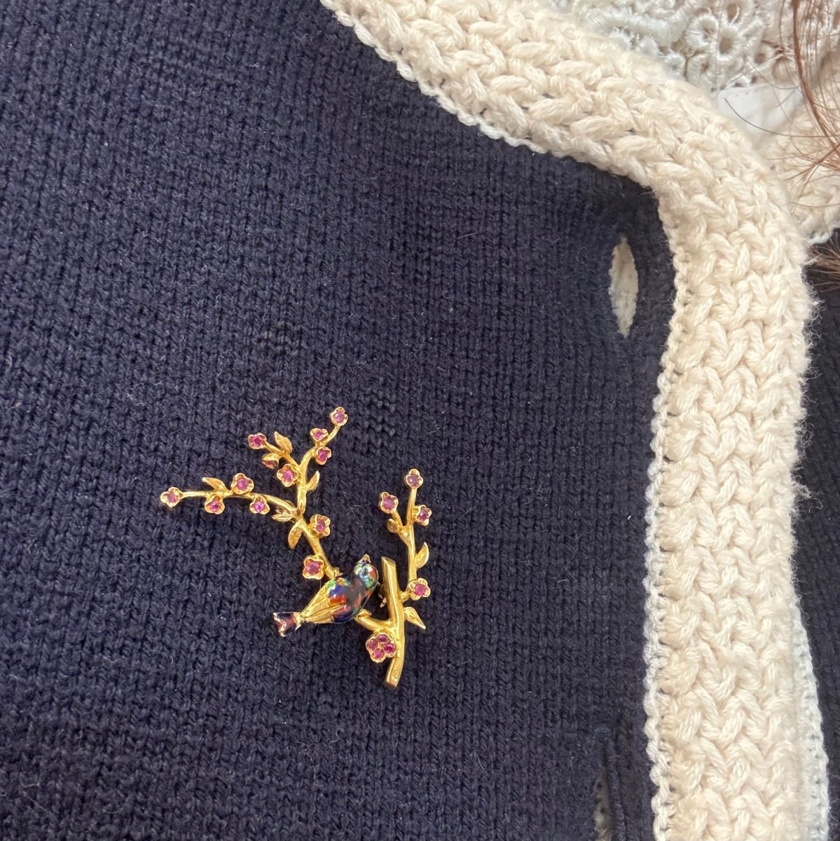 Broche Épingle en or jaune, émail et rubis - Castafiore