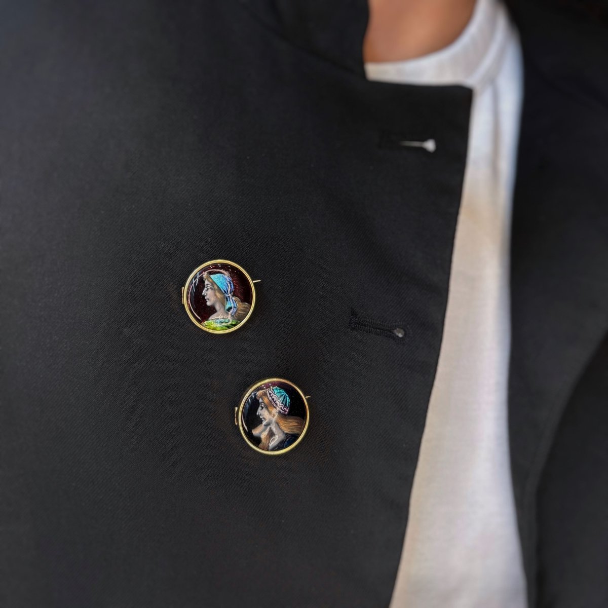 Broche Épingle en or jaune et émail - Castafiore