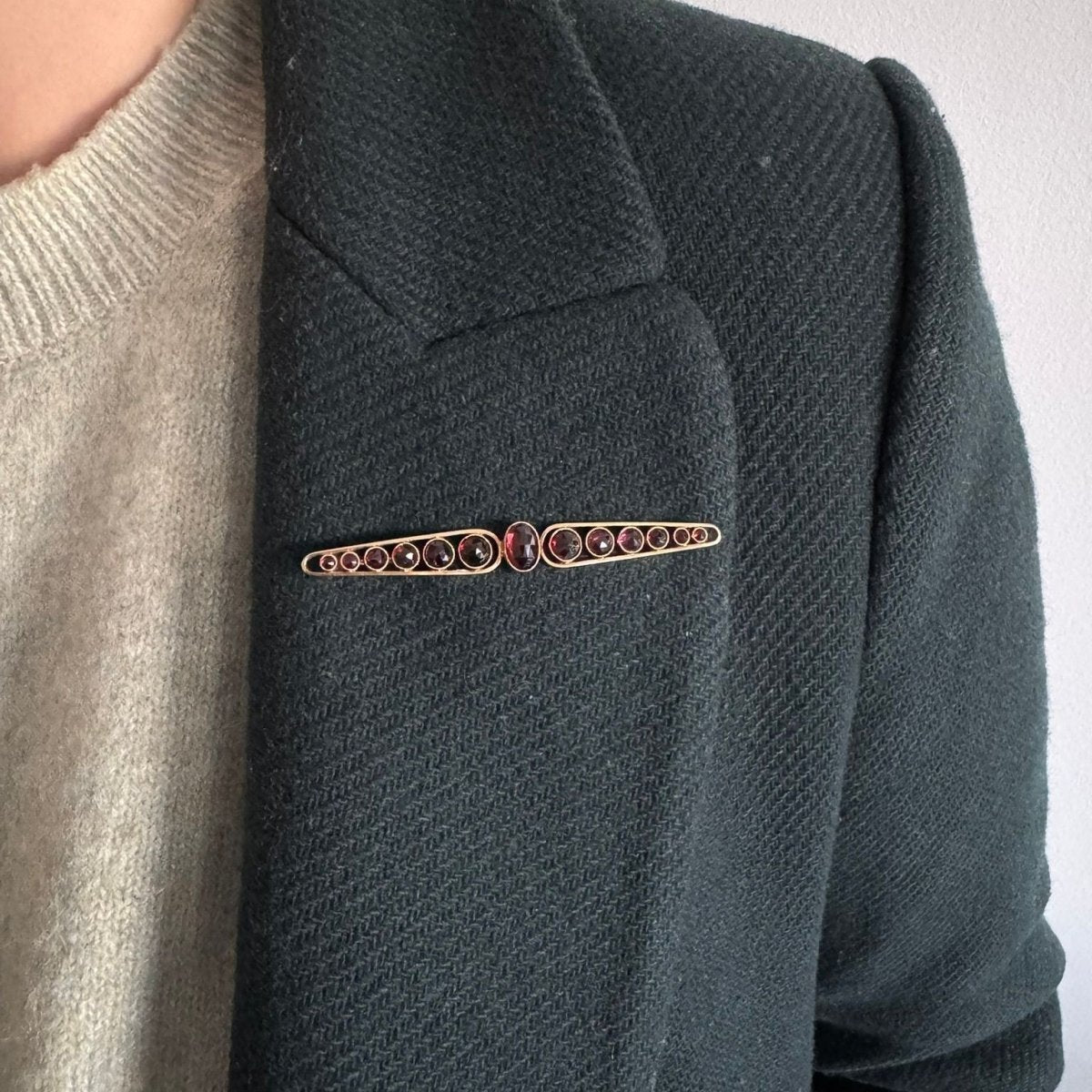 Broche Épingle en or jaune et grenats - Castafiore