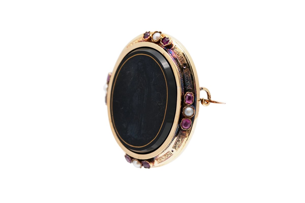 Broche Épingle en or jaune, onyx, perles et rubis - Castafiore
