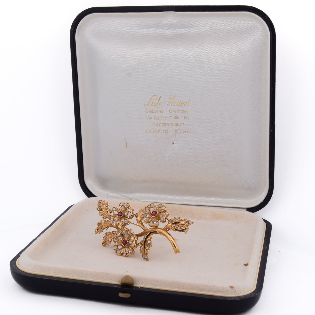 Broche Épingle en or jaune, rubis et diamants - Castafiore