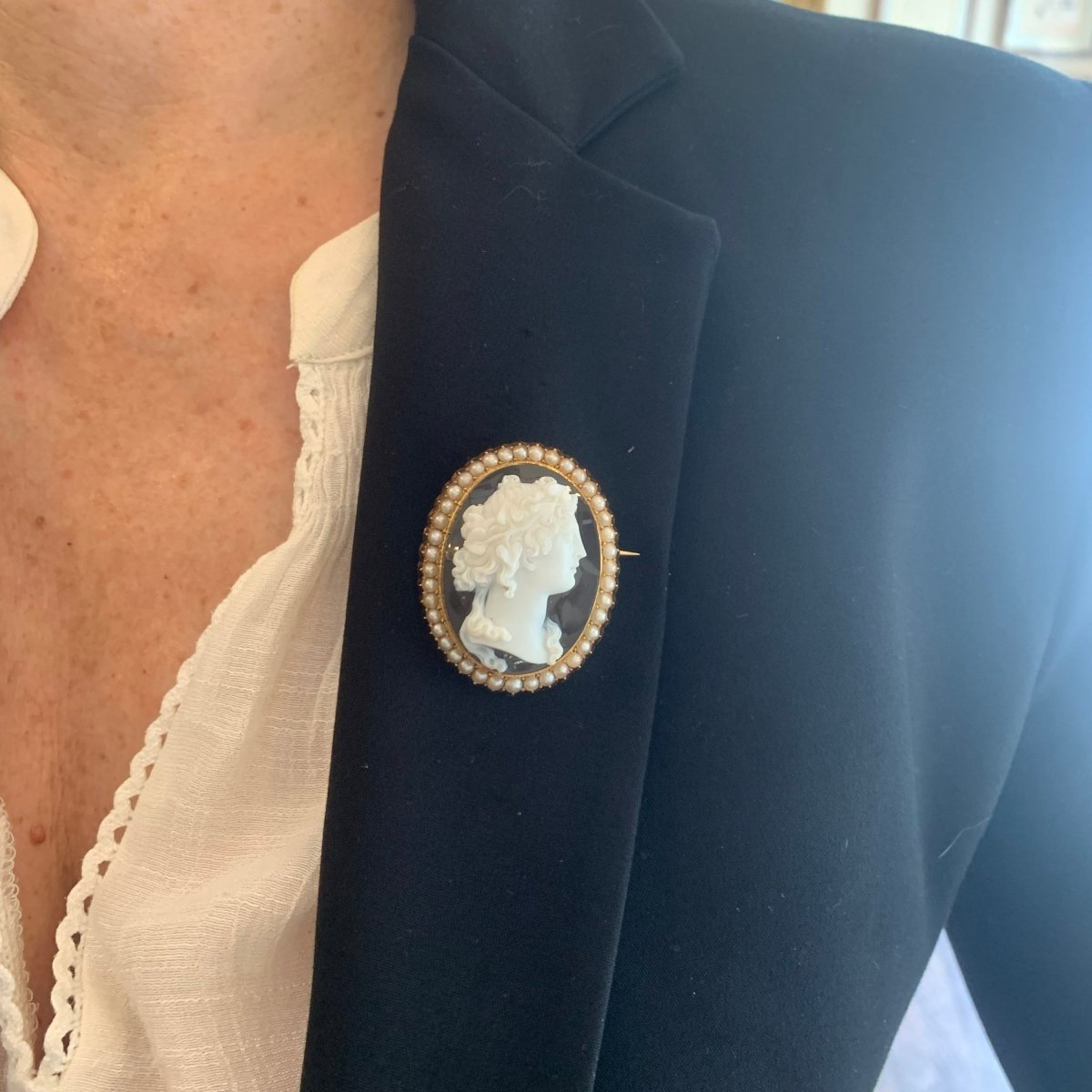 Broche Épingle en or jaune, sardonyx et perles - Castafiore