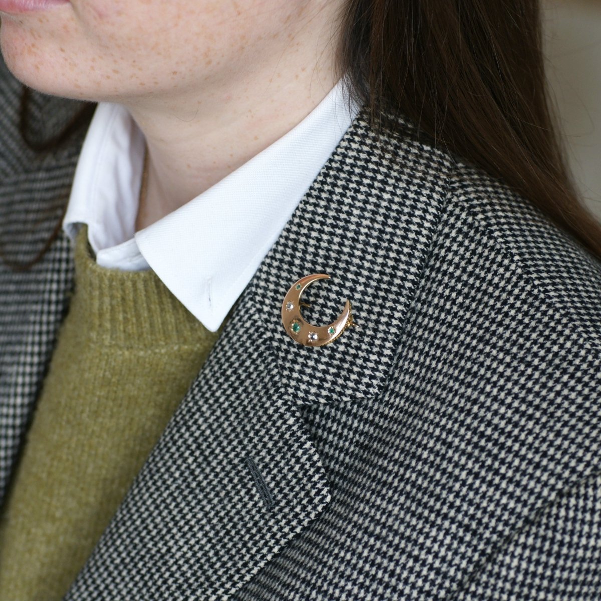 Broche Épingle en or rose, émeraudes et diamants - Castafiore