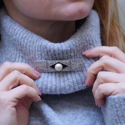 Broche Épingle en platine, perle, onyx et diamants - Castafiore