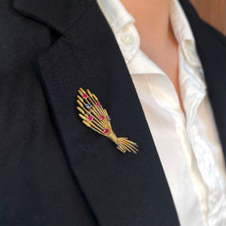 Broche Clip MELLERIO en or jaune, rubis et saphirs