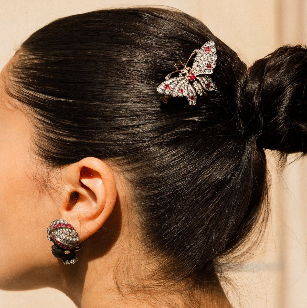 Broche Épingle "Papillon" en or jaune, argent, rubis, spinelles et diamants - Castafiore