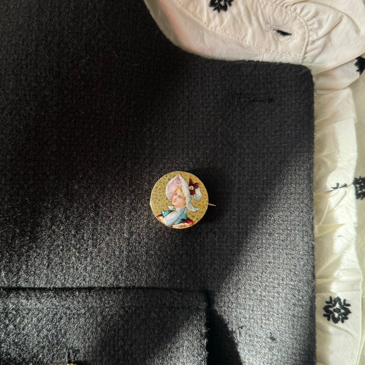 Broche "femme au chapeau" en or jaune - Castafiore