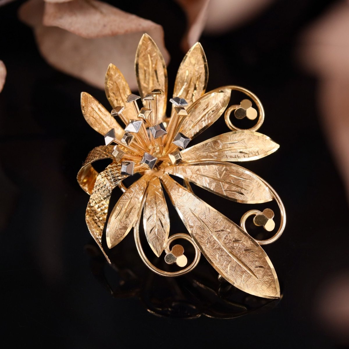 Broche fleur ciselée en or rose et or blanc - Castafiore
