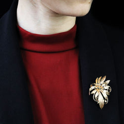 Broche fleur ciselée en or rose et or blanc - Castafiore