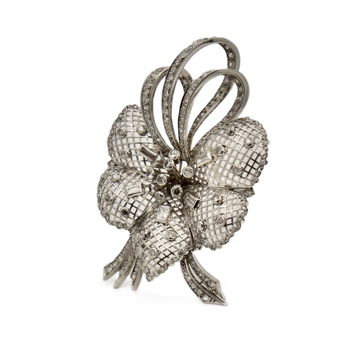 Broche fleur dentelée en or blanc et diamants - Castafiore
