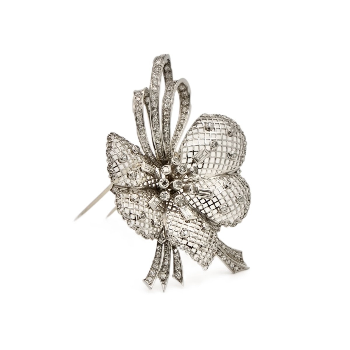 Broche fleur dentelée en or blanc et diamants - Castafiore