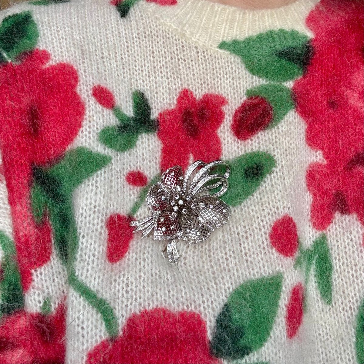 Broche fleur dentelée en or blanc et diamants - Castafiore