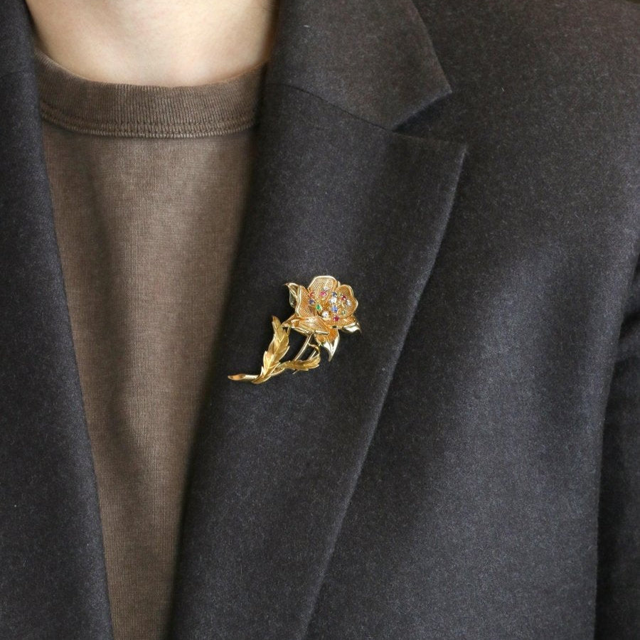Broche "fleur" en or jaune, rubis, émeraudes, saphirs et diamants - Castafiore