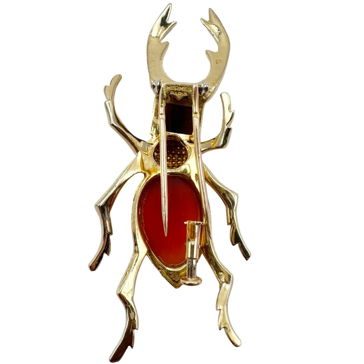 Broche HERMÈS Scarabée en or jaune, cornaline et agate