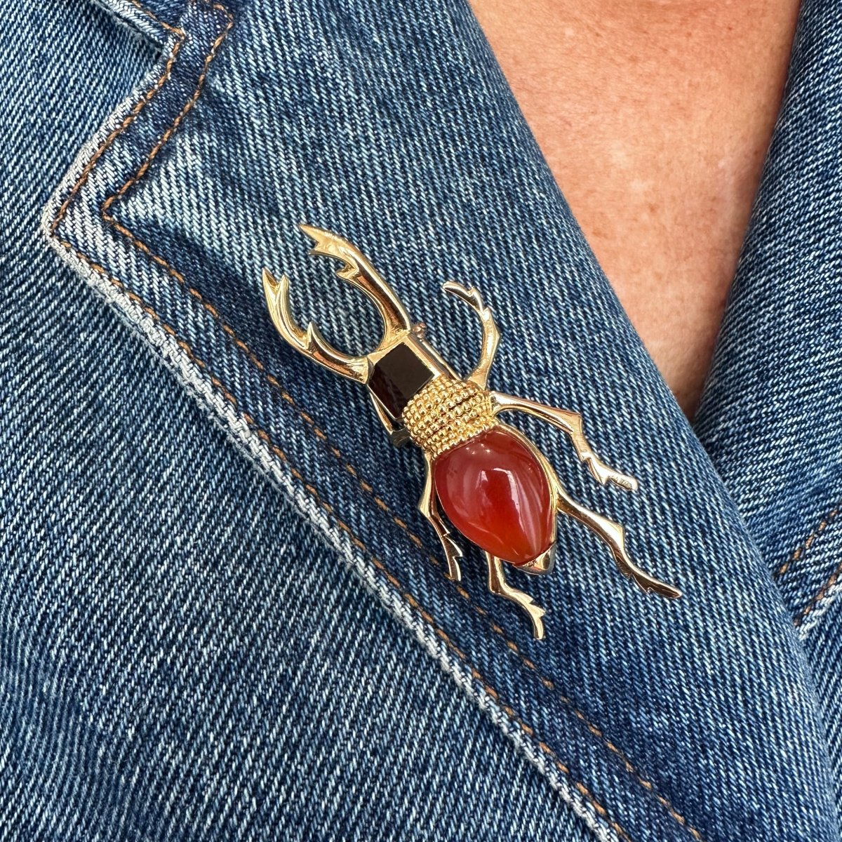 Broche HERMÈS Scarabée en or jaune, cornaline et agate