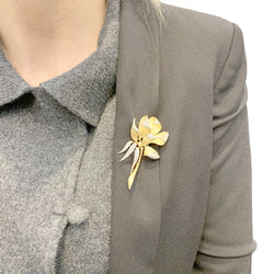 Broche "Iris" en or jaune, platine et diamants - Castafiore
