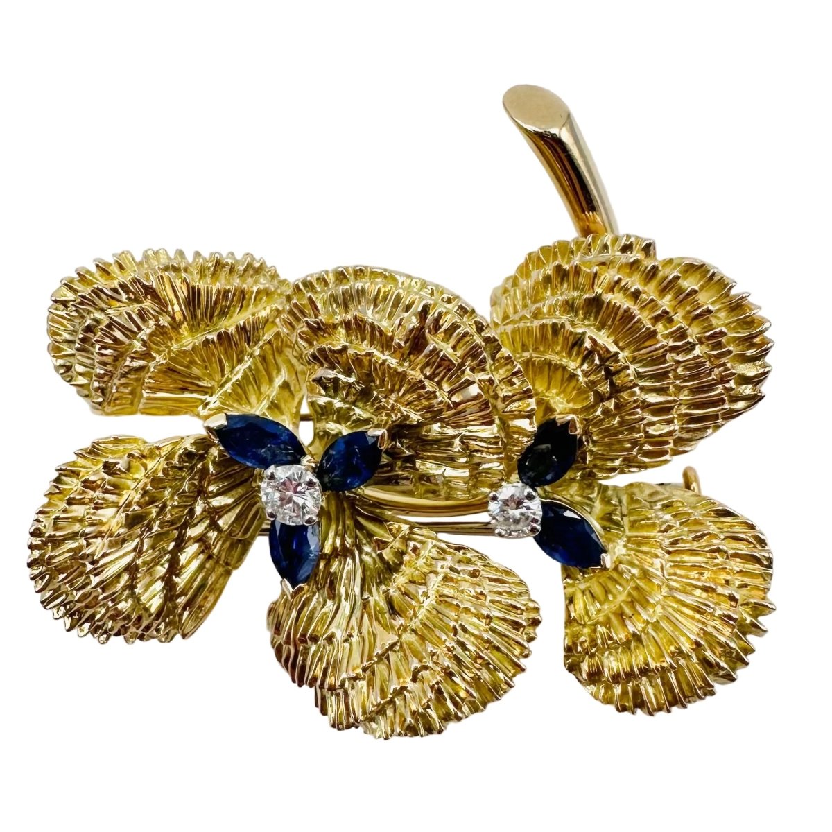Broche MAUBOUSSIN "Deux fleurs" en or jaune, saphirs et diamant - Castafiore