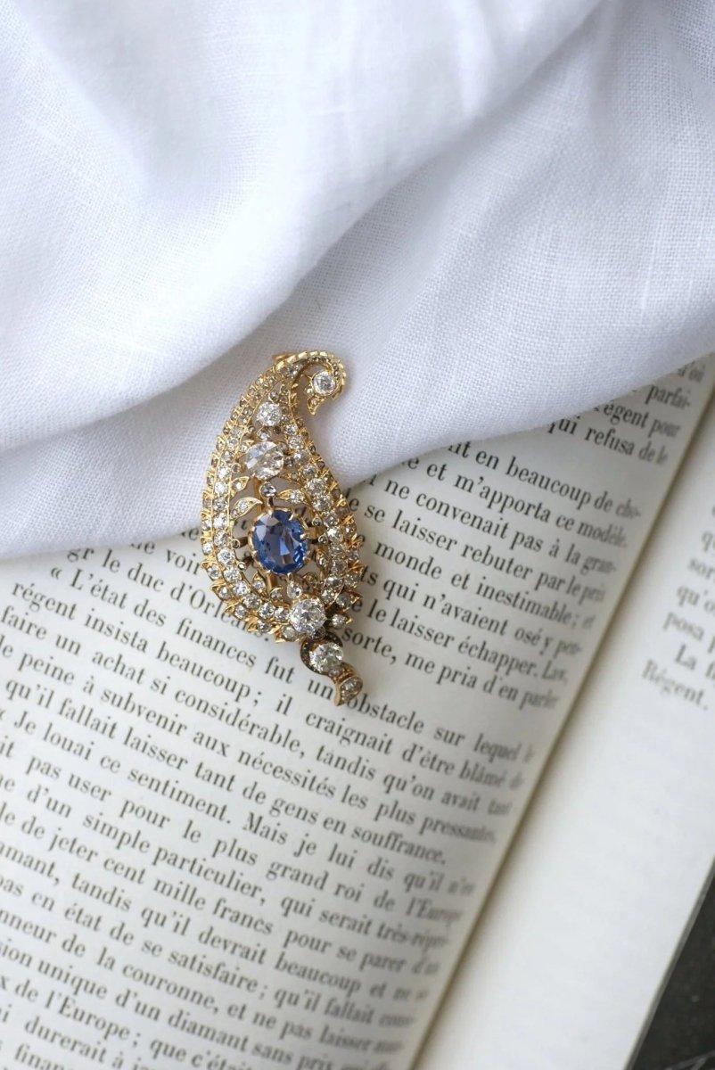 Broche motif cachemire diamants et saphir - Castafiore
