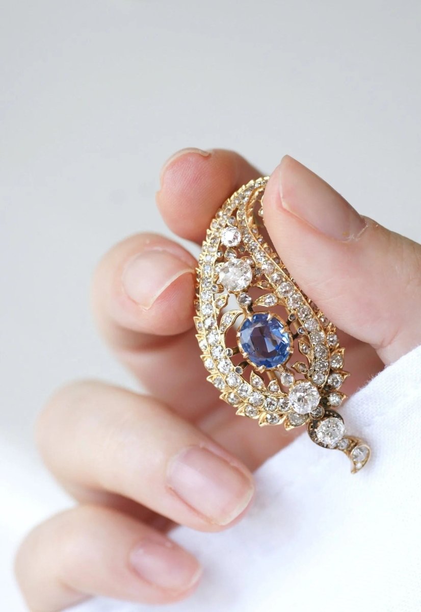 Broche motif cachemire diamants et saphir - Castafiore