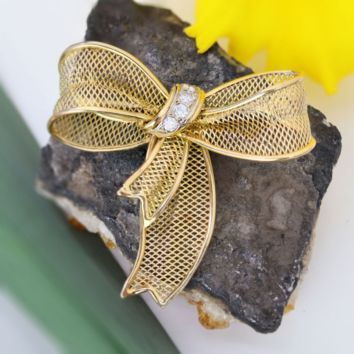 Broche noeud en or jaune et diamants - Castafiore