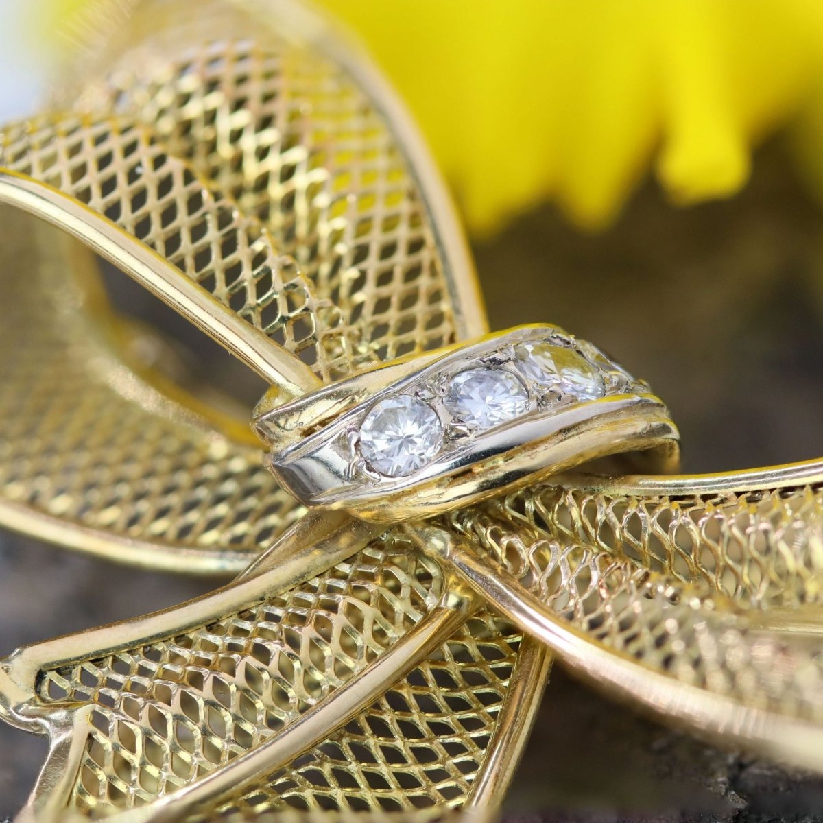 Broche noeud en or jaune et diamants - Castafiore